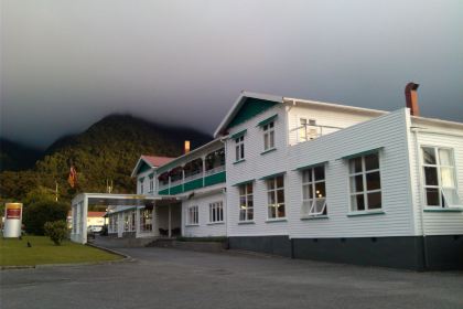 The White Pub Cafe & Bar