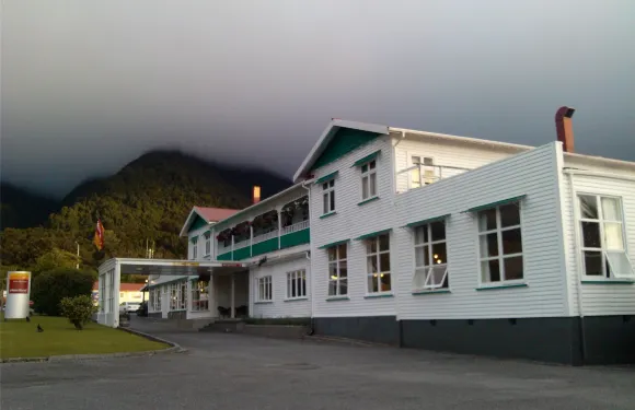 The White Pub Cafe & Bar