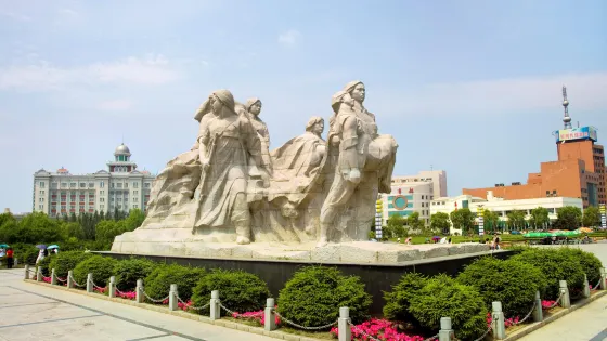 八女投江烈士羣雕