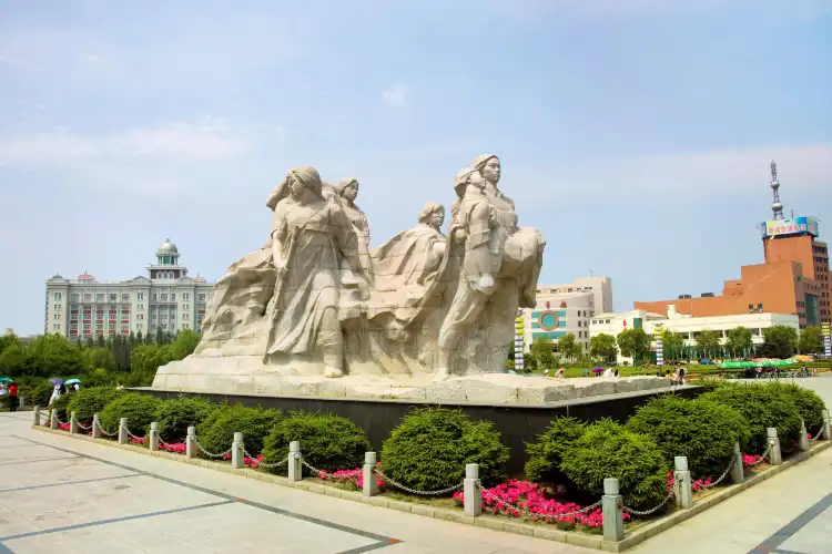 Hotels near ChaoXian MinSu FengQing Jie