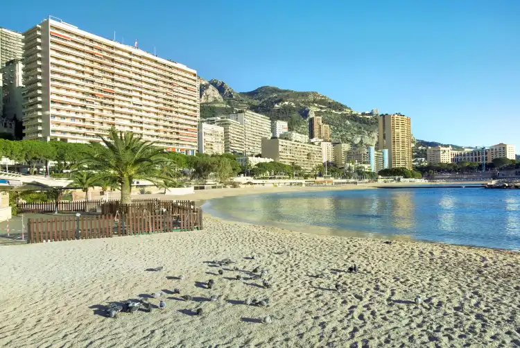 Hotel dekat Plages du Larvotto