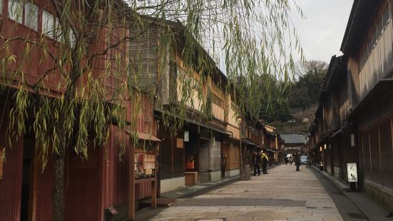 东茶屋街可以从金泽站慢慢逛过去，不到半小时步行可达，整个街以