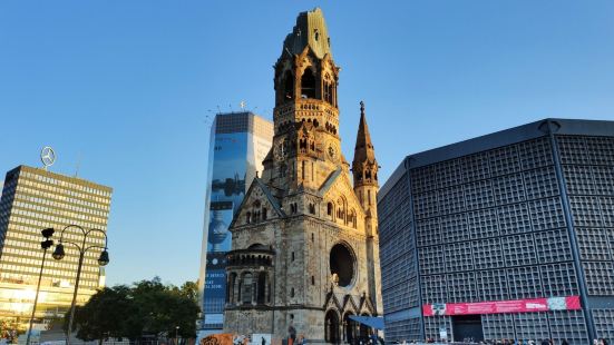 威廉皇帝教堂，是柏林动物园附近的一座教堂，教堂原本是一座十字