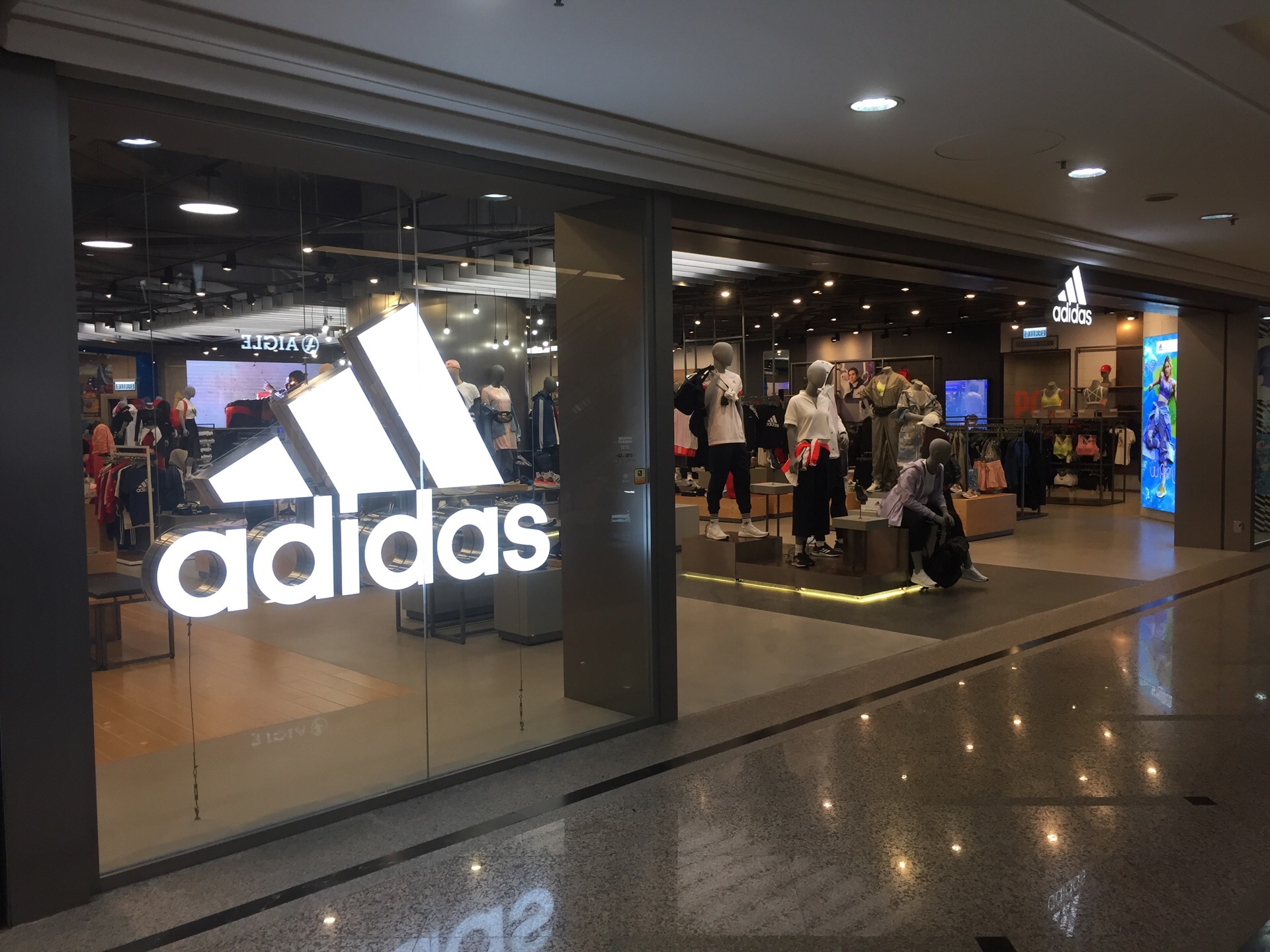 Adidas Originals（時代廣場店）旅遊攻略指南-Adidas Originals（時代廣場店）評價-Adidas  Originals（時代廣場店）附近推薦-Trip.com