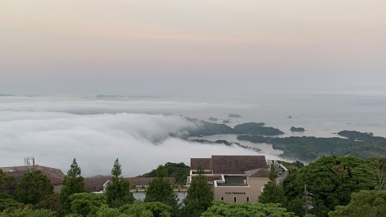 弓張岳頂上から見る九十九島。幻想的な雰囲気を味合うことができ