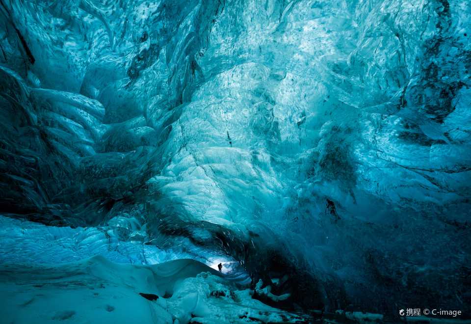 氷河を滑る アイスランド・ヴァトナヨークトル氷河のスカフタフェット氷河
