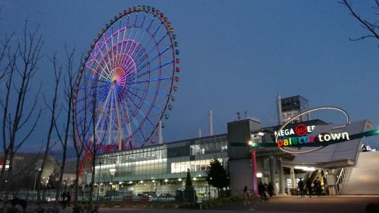 台場調色板大轉盤位於venus城堡和mega汽車館當中，大轉