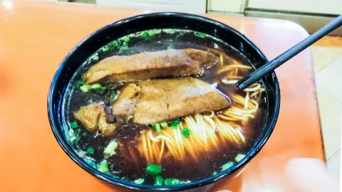 Zhuang Shi LongXing Xiao LongXia MianGuan (WaiTan) in Shanghai
