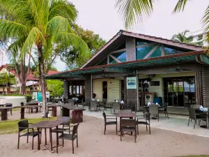 Sigi's Bar and Grill on the Beach at Golden Sands Resort - Penang