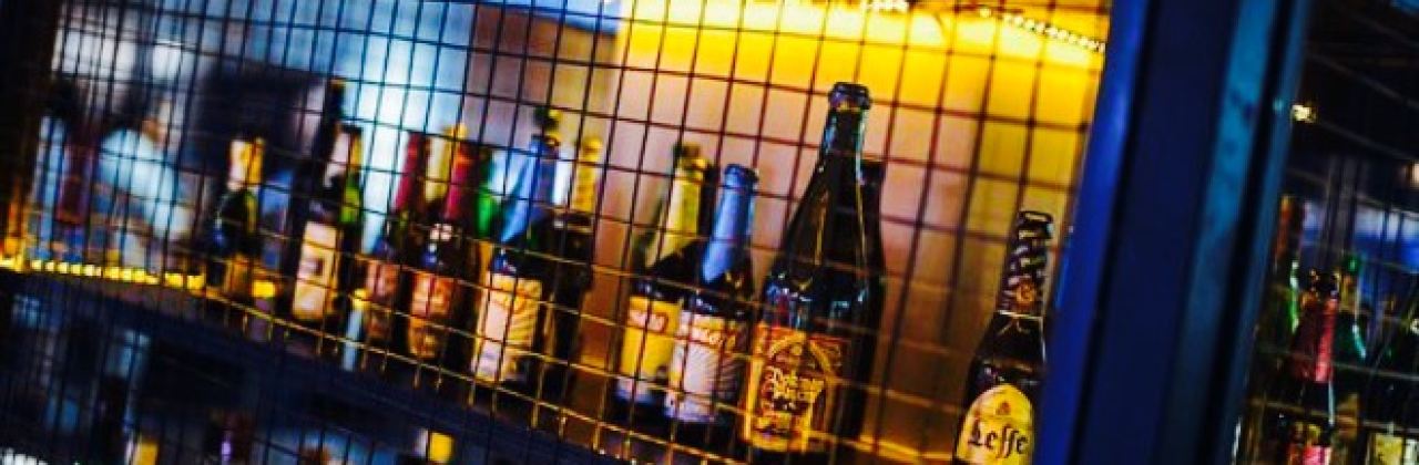 "HUNTER" cafe and bowling