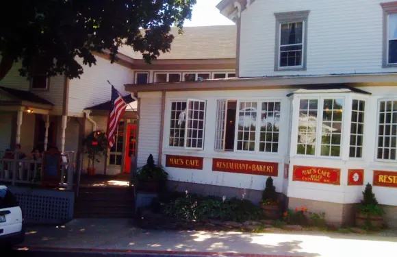 Mae's Cafe and Bakery