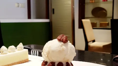 Cafe Bateel & Bateel - Tahlia Street in Riyadh