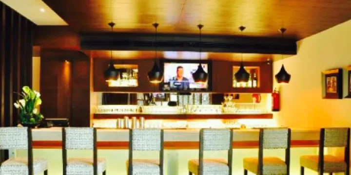 Manhattan Restro Bar