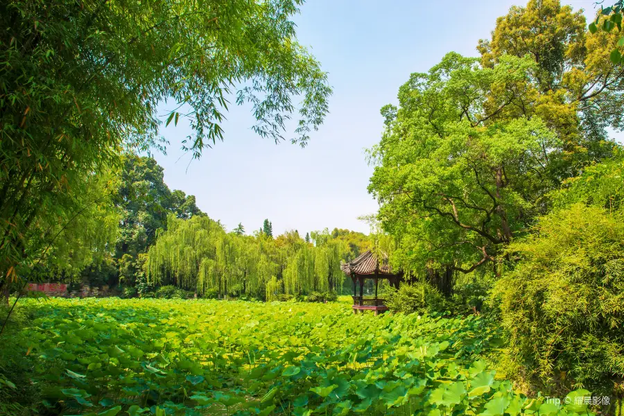 Baoguang Temple and Gui Lake