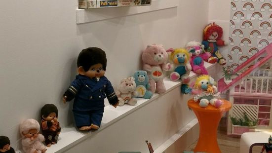 这个小巧的博物馆里面收藏着大量的来自世界各地的玩具，当然也有