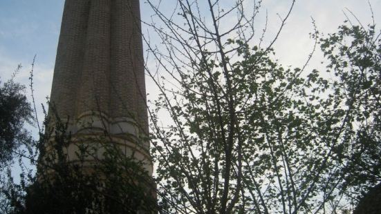 尤利米纳雷利钟塔位于著名的卡雷奇历史街区，它是整个老城区中最