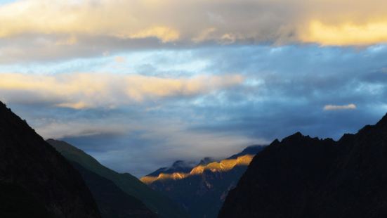 （1）离丹巴县城很近，沿着盘山路可以自驾上山，目的地是山顶的