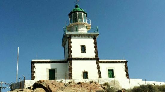 這座燈塔已經在聖托里尼島上守護了近百年的時光，遠遠的看去，它