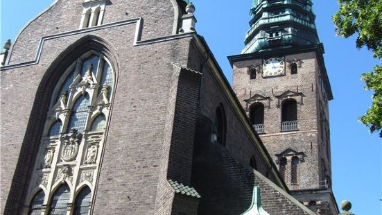 尼古拉教堂，建于十三世纪，现在是哥本哈根的艺术中心。初看这个