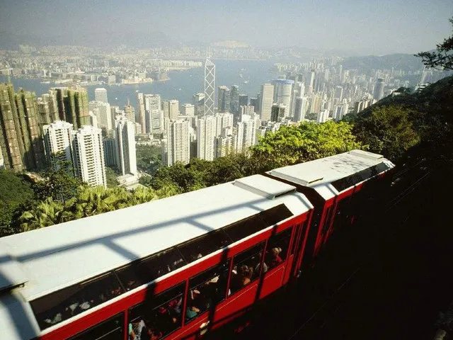 The Hongkong Homestay Strategy: Sleep in the Prosperous Nathan Road
