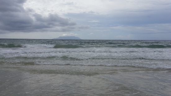 馬埃島的一片沙灘，在塞舌爾來說，是超級的美，這附近人比較多，