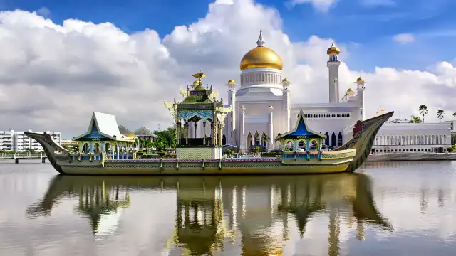 Hotels near Omar Ali Saifuddien Mosque