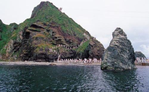 白翎島也是一座很重要的島嶼，這個小島緊鄰着韓朝分界線，這個地