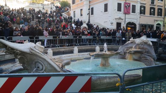 破船喷泉，这个是西班牙广场标志性的喷泉了，贝尼尼父子的作品，