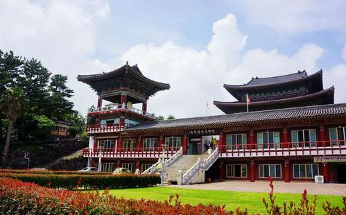 药泉寺也是一个很有历史规模的寺庙。这处寺庙收到了很多的独特的