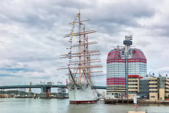 Hotels near Lipstick Building