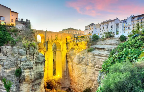 西班牙懸崖上的天空之城龍達+藍精靈小鎮中文包車一日遊