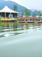 Dongqian Lake Water Tent Campsite