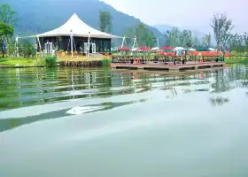 Dongqian Lake Water Tent Campsite
