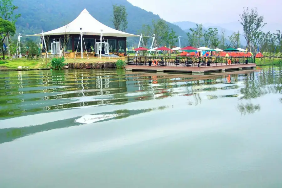 Dongqian Lake Water Tent Campsite