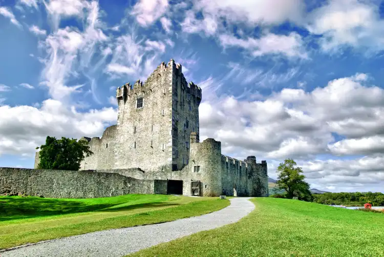 Hotel dekat Ross Castle