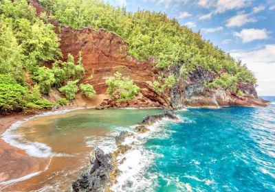 Kaihalulu (Red Sand) Beach