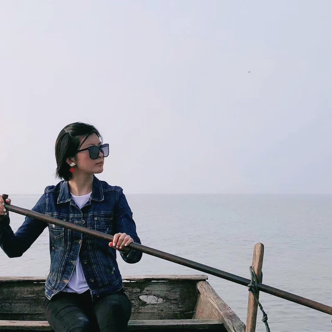The scenery of Hongze Lake is beautiful and the yacht is very fast