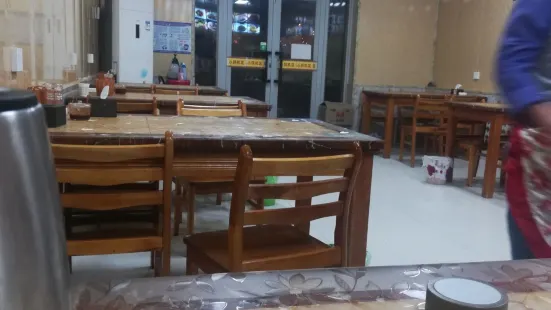 馬龍老店抓飯拌麪