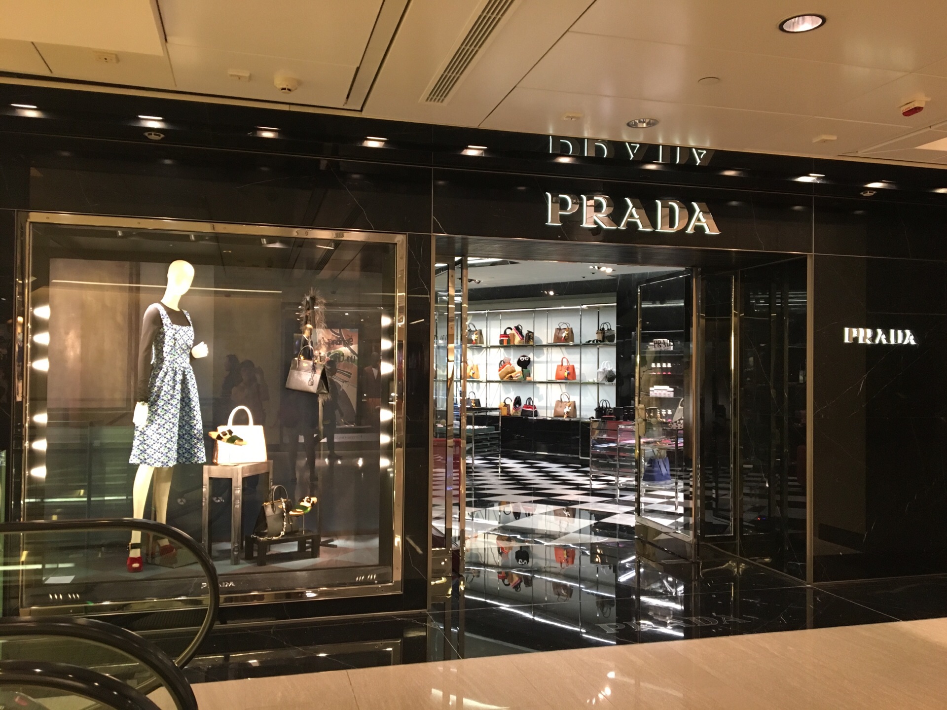 PRADA(Alexandra House) travel guidebook –must visit attractions in Hong  Kong – PRADA(Alexandra House) nearby recommendation – Trip.com