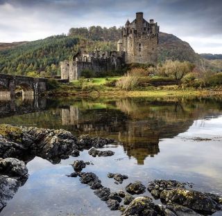 Eilean Donan Castle in Scotland, this historic castle is absolutely gorgeous. Here you can take a great time enjoying the view and the quietness around the castle. The air and atmosphere also absolutely fantastic. I enjoyed my time here. Amazing. #wintergetaway 
#wintergetaway