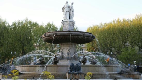 大街中心豎立着一個大噴泉，這裡是普羅旺斯地區最熱鬧地方，道路