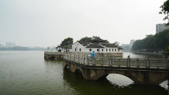 烟水亭座落在九江市中心的甘棠湖，极其灵秀，是一个年代久远的天