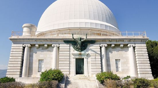 历史悠久的尼斯天文台坐落在尼斯东北的山丘顶上。海拔370米。