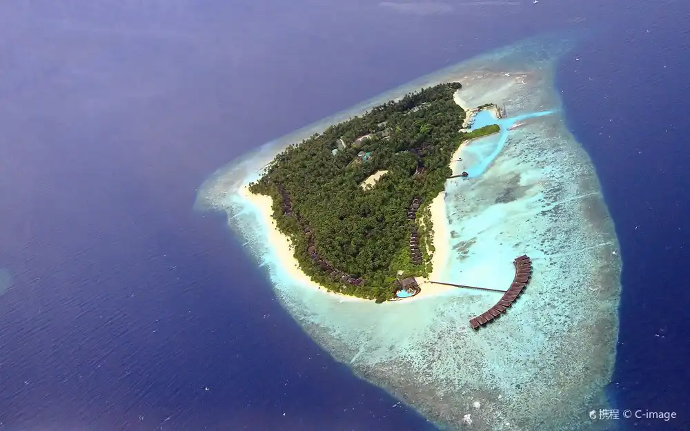 Hotels near Veligandu Island Beach