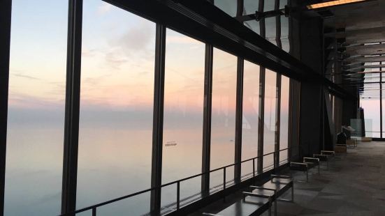 汉考克大厦因为就在密歇根湖边，一面是天际线另一面就是湖了白天