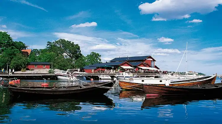 Hotels near Fjaderholmarna