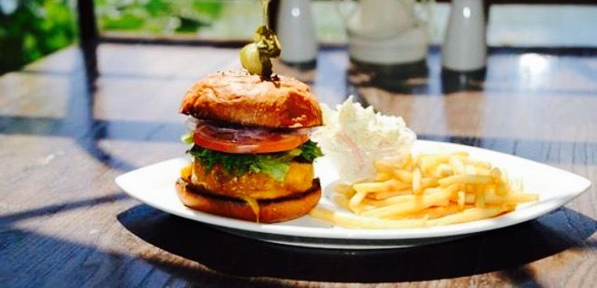 Chicanes Restaurant & Bar