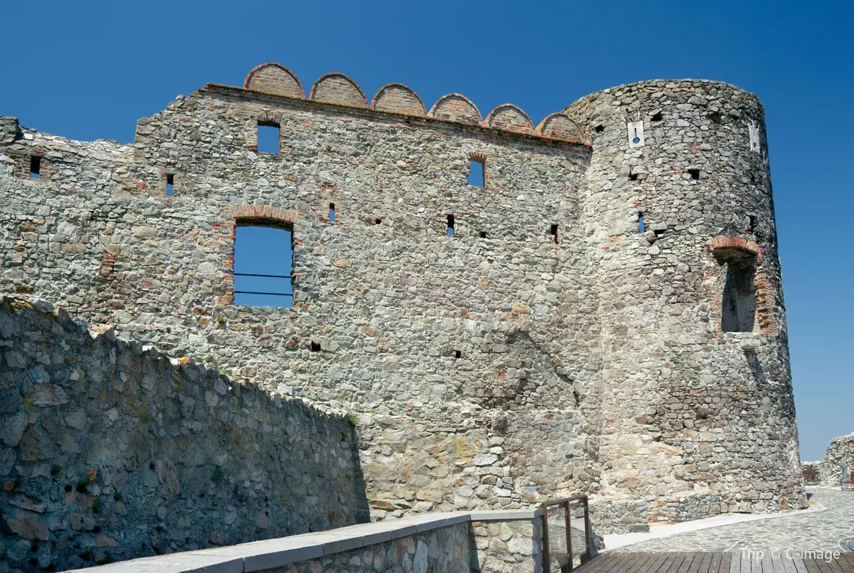 3_Devin Castle