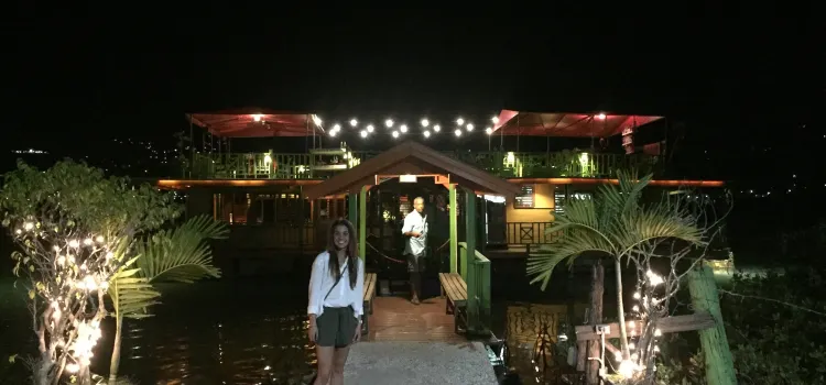 The Houseboat Grill