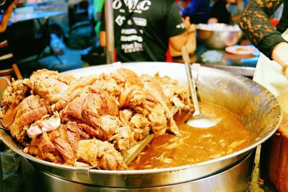 Chang Phueak Pork Leg Rice